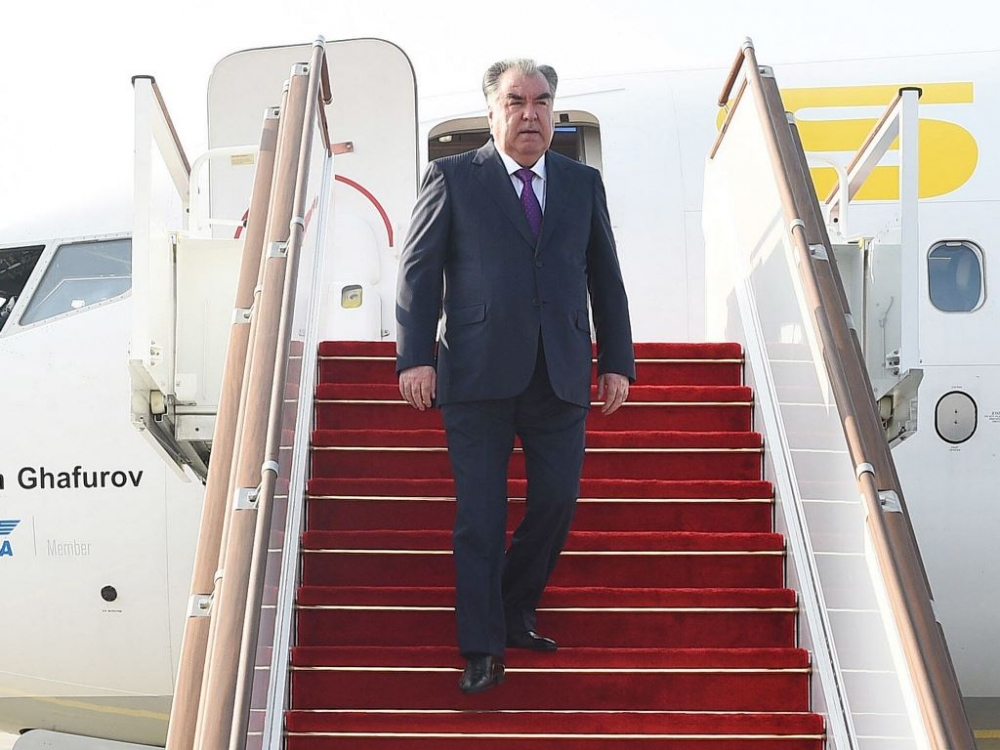 Президент Таджикистана летит в Ташкент с официальным визитом
