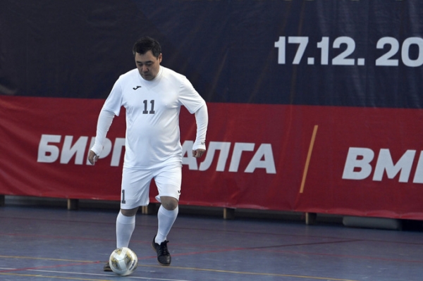Президент Кыргызстана сыграет в футбол против врачей и депутатов