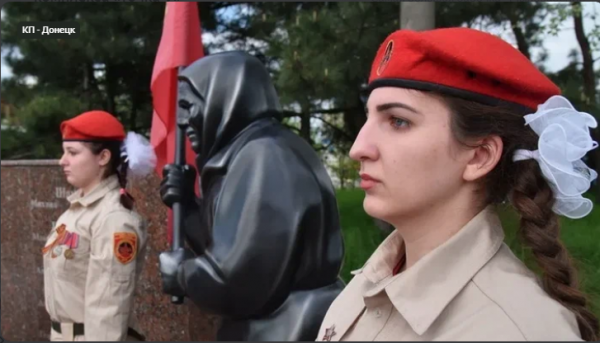 В Мариуполе установили памятник бабушке с Красным Знаменем