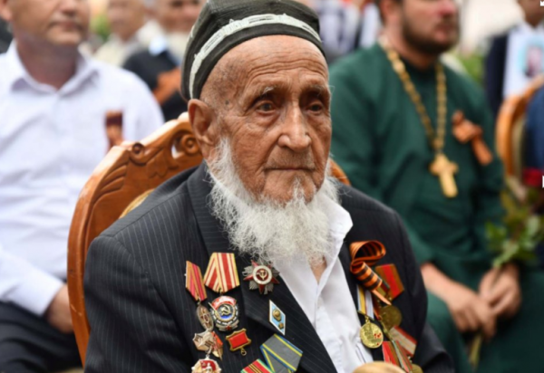 Президент Таджикистана выделил ветеранам по 15 тысяч сомони в честь Дня победы