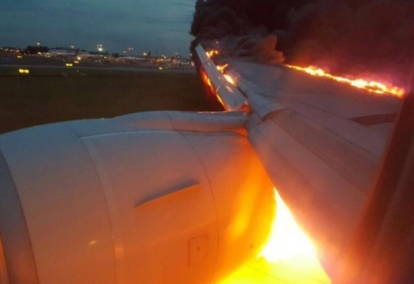 В Китае самолет со 113 пассажирами выкатился за пределы ВПП и загорелся
