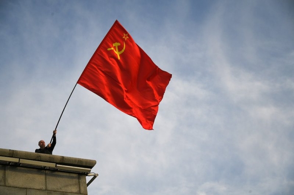 В Госдуме предлагают сделать советский флаг государственным флагом России