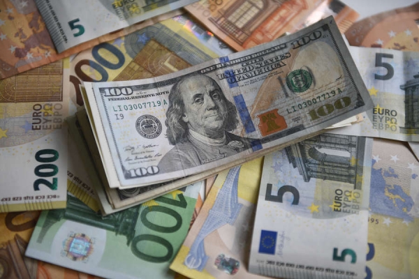 Курс доллара на Мосбирже опускался ниже 57 рублей впервые с марта 2018 года