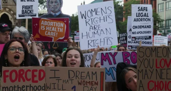 Тысячи протестующих против ограничения прав на аборт собрались у Верховного суда США