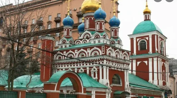 Группа людей устроила стрельбу возле храма в Москве