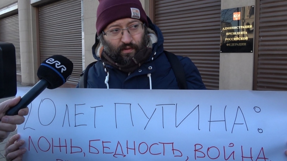 Суд оштрафовал на 60 тысяч рублей журналиста Илью Азара за антивоенный пост в фейсбуке