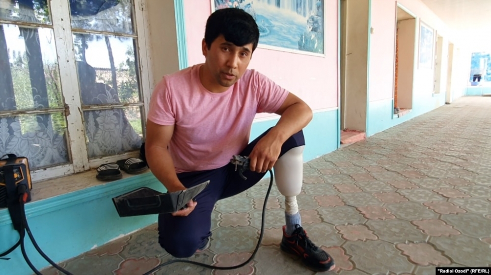 Таджикистанцу, потерявшему ногу во время конфликта на границе с Кыргызстаном, установили протез