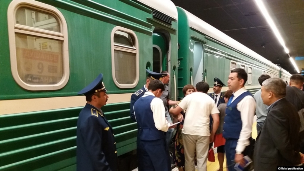 Из Душанбе в Ташкент прибыл первый за 30 лет поезд