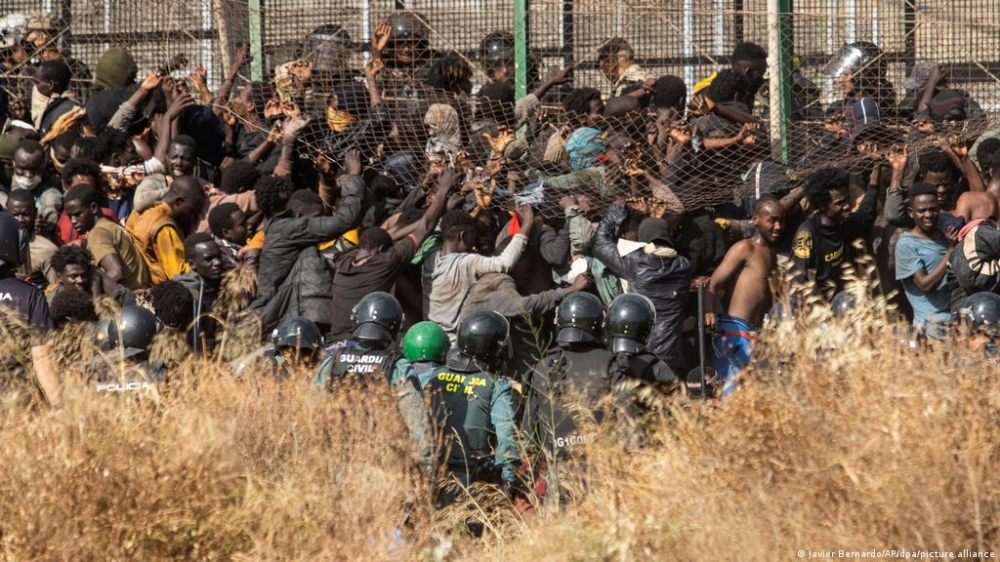 18 мигрантов погибли при штурме границы Марокко и Испании