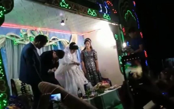 Видео со свадьбы в Узбекистане, где жених бьет невесту, вызвало шок в других странах