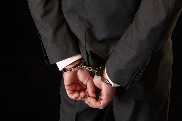 В Сурхандарье 8 чиновников арестовали за хищения прямо во время собрания