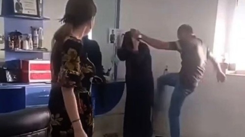 В Туркменистане мужчина избил жену за визит в парикмахерскую