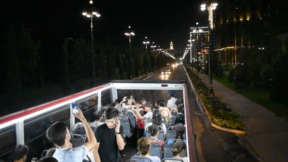 Экскурсия по Душанбе. В столице запустили вечерний тур на двухэтажных автобусах