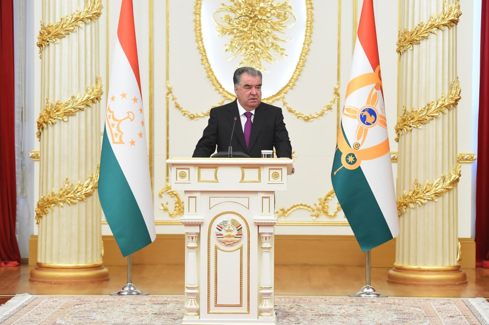 Эмомали Рахмон поощрил госнаградами, званиями и премиями 200 жителей Таджикистана