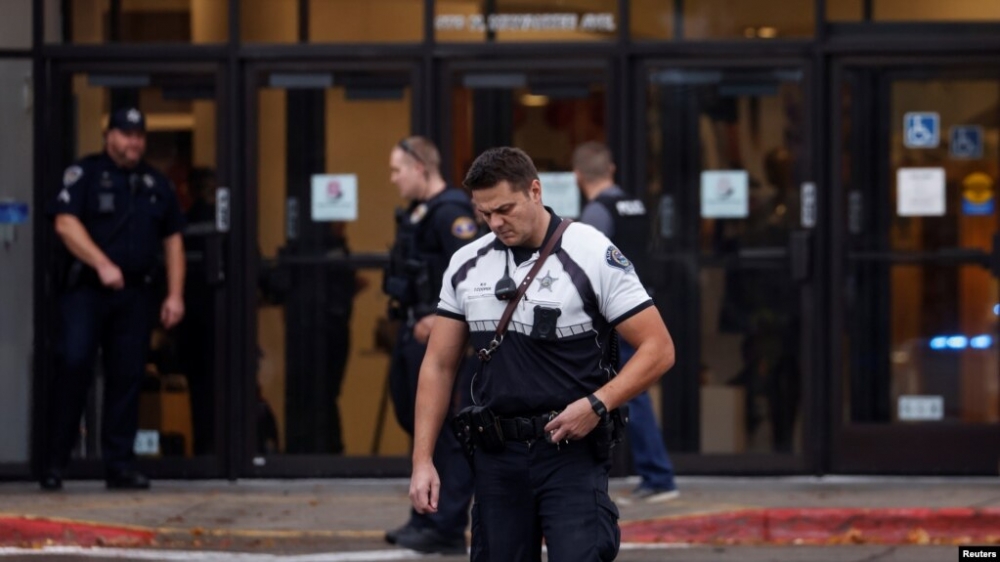 Два человека погибли в результате стрельбы в торговом центре в США