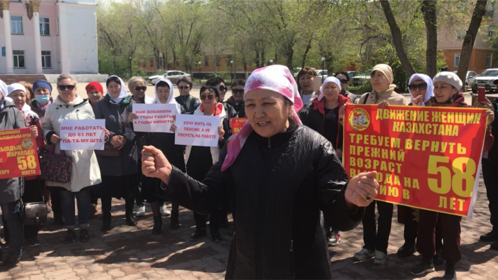 В нескольких городах Казахстана прошли митинги за снижение пенсионного возраста для женщин
