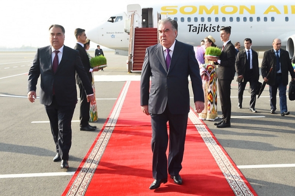 Президент Таджикистана начал поездку на север страны