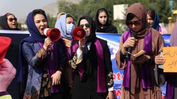 Талибы разогнали мирную демонстрацию женщин в Кабуле.(Видео)