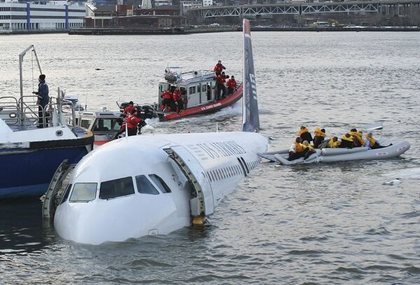 В США упал в воду самолет с 10 пассажирами на борту