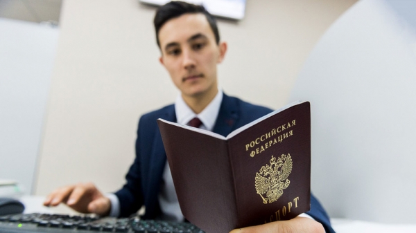 Каким мигрантам проще получить гражданство России: ответ эксперта