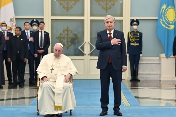 Папа римский Франциск прибыл с первым апостольским визитом в Казахстан