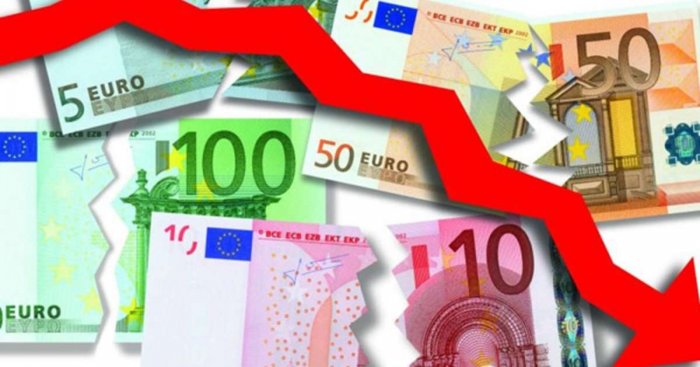 Евро в Таджикистане продолжает резкие скачки. Объясняем, почему это происходит