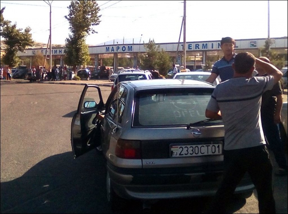 В Душанбе изменили место стоянки таксистов, которые едут в Согд