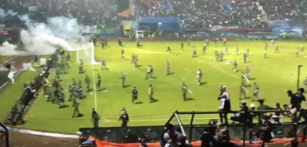 174 человека погибли на футбольном матче в Индонезии