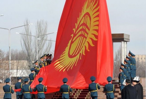 В парламенте Кыргызстана предлагают изменить цвет флага и гимн страны