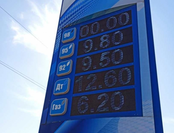 В Таджикистане продолжает дешеветь бензин. С чем это связано?