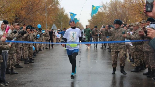 Казахстанский военнослужащий попал в Книгу рекордов