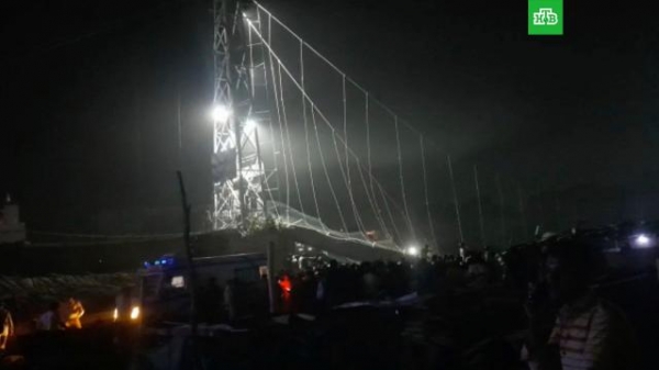 В Индии рухнул пешеходный мост, погибли более 140 человек