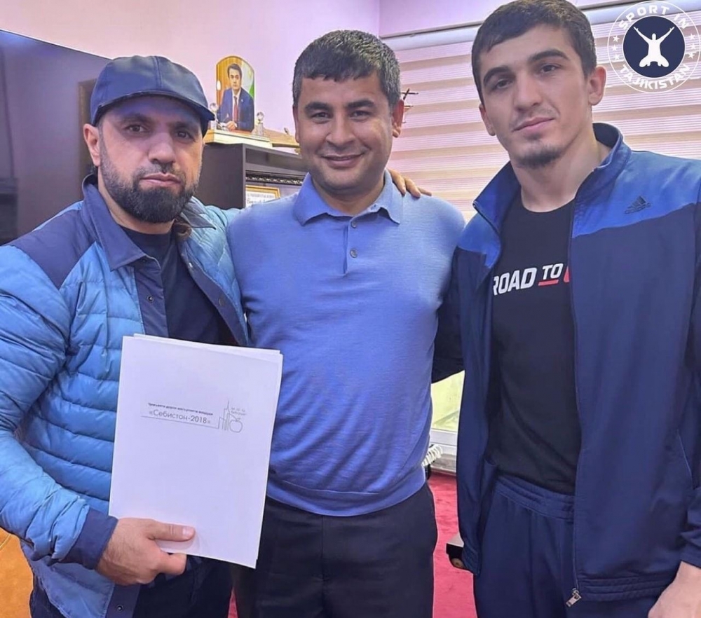 Таджикский бизнесмен подарил квартиру бойцу ММА Самандару Муродову