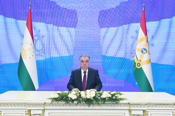 Рахмон поздравил таджикистанцев с Днем Флага