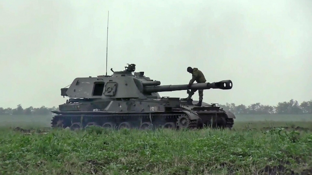 Минобороны РФ показало видео боевой работы артиллерийских установок 