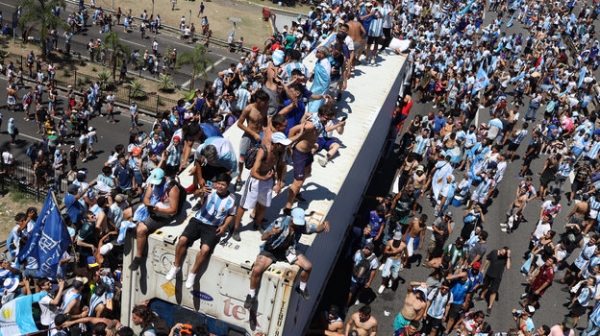 Во время чемпионского парада в Аргентине погибли два человека