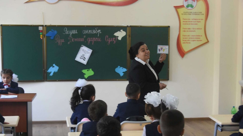Устод, массовик или слуга: защитят ли права учителей в Таджикистане?