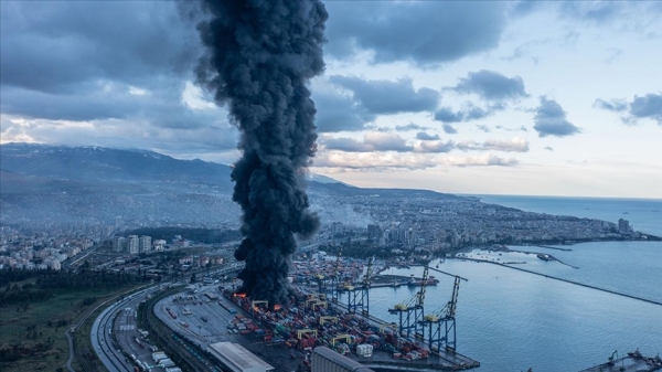 Начавшийся после землетрясения пожар в турецком порту Искендерун до сих пор не потушен