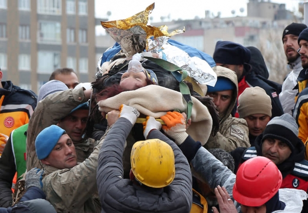 В Турции из-под завалов достали человека спустя почти семь суток после землетрясения