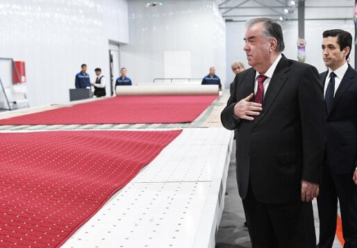 Глава Таджикистана поучаствовал в церемонии ввода в строй цеха по производству ковролина в Гулистоне
