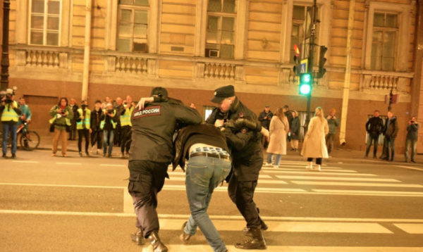 Суд в Петербурге назначил 10 месяцев колонии-поселения активисту по делу о применении насилия в отношении полицейского