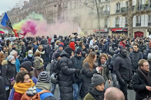 Полиция применила слезоточивый газ против протестующих на площади Согласия в Париже