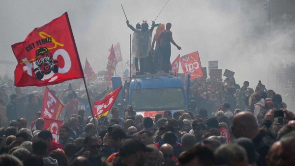 Во Франции задержали более 450 человек во время акций протеста против пенсионной реформы