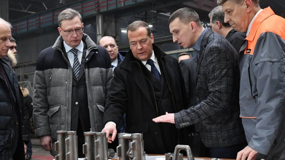 Медведев: Россия намерена максимально увеличивать выпуск вооружений и военной техники
