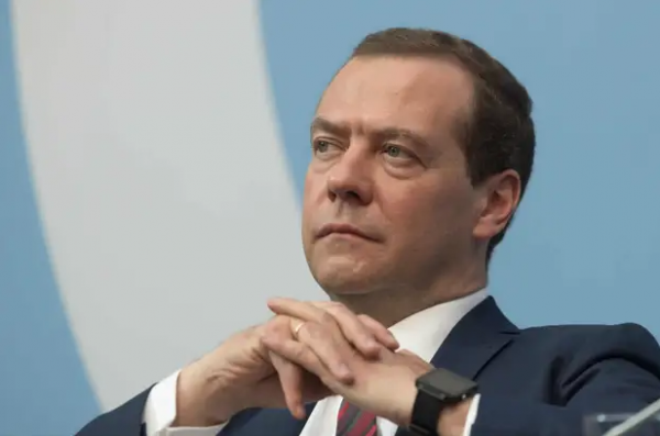 Медведев в ответ на заявление Макрона: геополитическое поражение потерпела не Россия, а НАТО