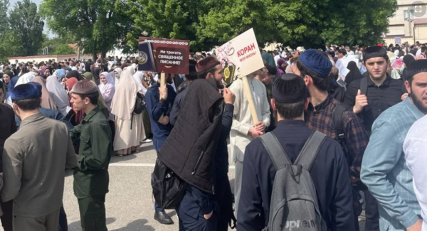 В Грозном прошел многотысячный митинг против осквернения Корана, на него согнали студентов и бюджетников