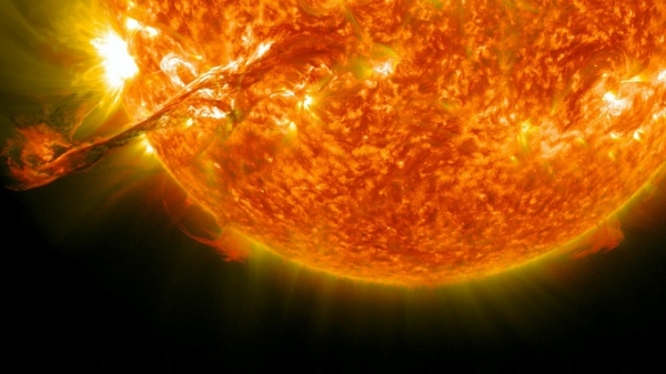 Мощная вспышка на Солнце вызвала нарушения связи на Земле