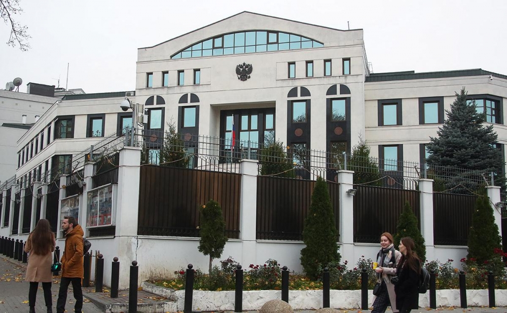 В Кишиневе мужчина протаранил на автомобиле ворота российского посольства