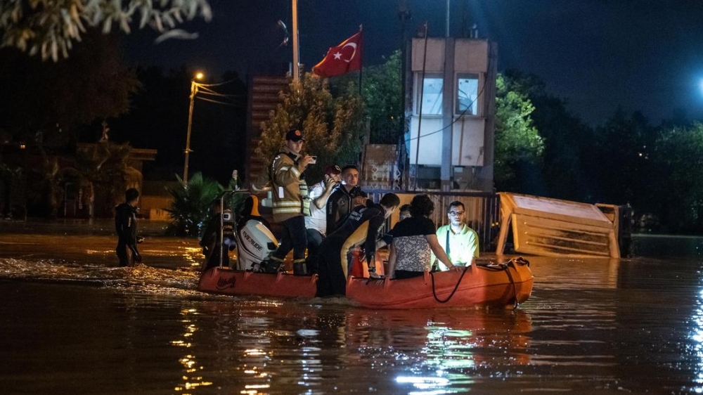 Сильный ливень вызвал наводнение в районах Стамбула