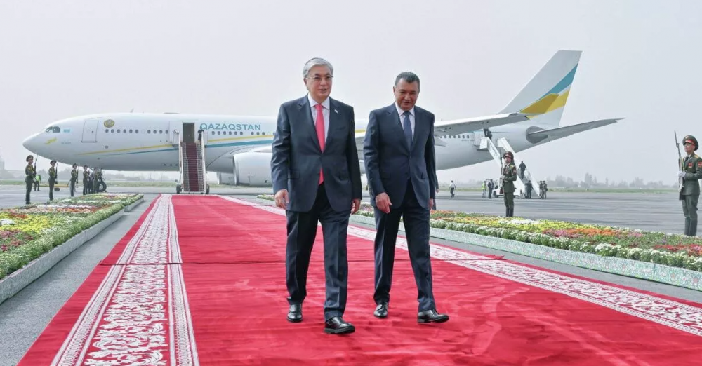 Токаев прибыл с рабочим визитом в Таджикистан